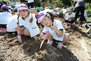 エンゼル自然体験農園でおいもほり　　年長