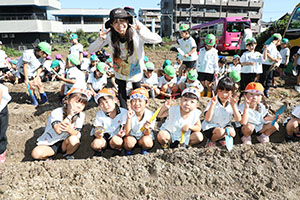エンゼル自然体験農園でおいもほり　　年長