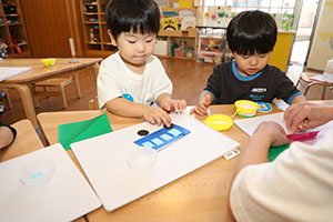 折り紙を使って制作　ぺんぎん