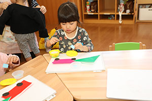 折り紙を使って制作　ぺんぎん