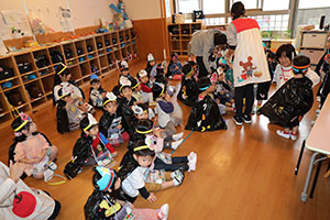 10月生まれのお誕生会　ーキャンディ探しー　2歳児クラス