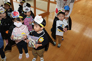 10月生まれのお誕生会　ーキャンディ探しー　2歳児クラス