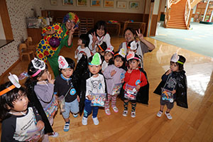 10月生まれのお誕生会　ーキャンディ探しー　2歳児クラス