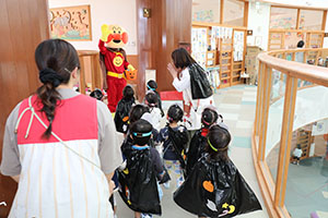 10月生まれのお誕生会　ーキャンディ探しー　2歳児クラス