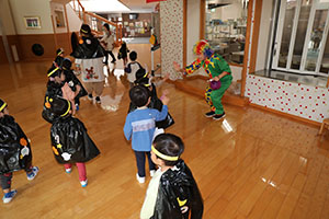 10月生まれのお誕生会　ーキャンディ探しー　2歳児クラス