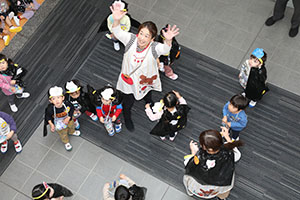 10月生まれのお誕生会　ーキャンディ探しー　2歳児クラス