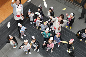 10月生まれのお誕生会　ーキャンディ探しー　2歳児クラス