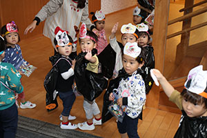 10月生まれのお誕生会　ーキャンディ探しー　2歳児クラス