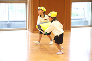 10月生まれのお誕生会　ーお寿司運び・デカパンリレーー　年中