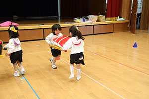 10月生まれのお誕生会　ーお寿司運び・デカパンリレーー　年中