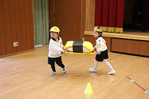 10月生まれのお誕生会　ーお寿司運び・デカパンリレーー　年中