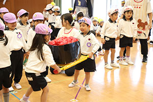 10月生まれのお誕生会　ーお寿司運び・デカパンリレーー　年中