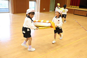 10月生まれのお誕生会　ーお寿司運び・デカパンリレーー　年中