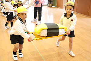 10月生まれのお誕生会　ーお寿司運び・デカパンリレーー　年中