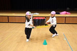 10月生まれのお誕生会　ーお寿司運び・デカパンリレーー　年中