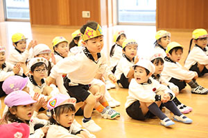 10月生まれのお誕生会　ーお寿司運び・デカパンリレーー　年中