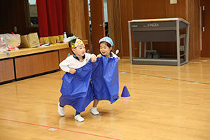 10月生まれのお誕生会　ーお寿司運び・デカパンリレーー　年中