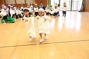 10月生まれのお誕生会　ーお寿司運び・デカパンリレーー　年中