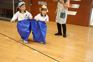 10月生まれのお誕生会　ーお寿司運び・デカパンリレーー　年中