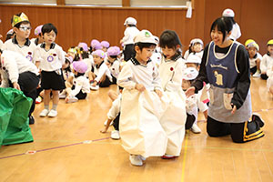 10月生まれのお誕生会　ーお寿司運び・デカパンリレーー　年中