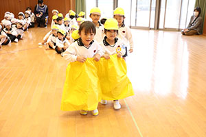 10月生まれのお誕生会　ーお寿司運び・デカパンリレーー　年中