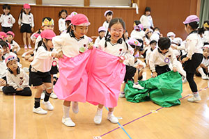 10月生まれのお誕生会　ーお寿司運び・デカパンリレーー　年中