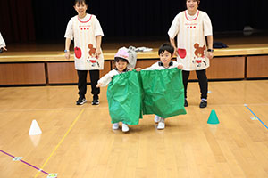 10月生まれのお誕生会　ーお寿司運び・デカパンリレーー　年中