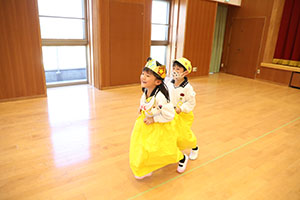 10月生まれのお誕生会　ーお寿司運び・デカパンリレーー　年中