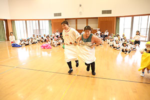 10月生まれのお誕生会　ーお寿司運び・デカパンリレーー　年中