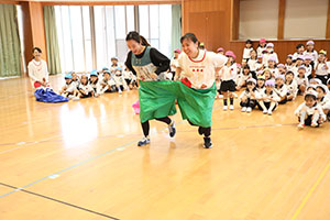 10月生まれのお誕生会　ーお寿司運び・デカパンリレーー　年中