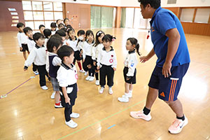 体操教室　ー ボール投げ ー　ばら