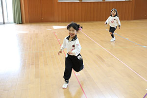 体操教室　ー ボール投げ ー　ばら