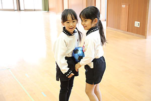 体操教室　ー ボール投げ ー　ばら