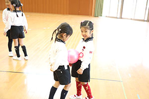 体操教室　ー ボール投げ ー　ばら