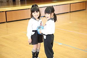 体操教室　ー ボール投げ ー　ばら