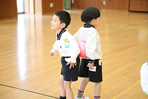 体操教室　ー ボール投げ ー　ばら