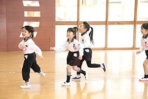 体操教室　ー ボール投げ ー　ばら