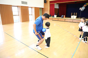 体操教室　ー ボール投げ ー　ばら