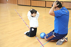 体操教室　ー ボール投げ ー　ばら