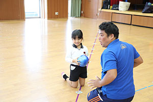 体操教室　ー ボール投げ ー　ばら