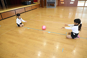 体操教室　ー ボール投げ ー　ばら