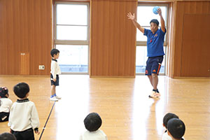 体操教室　ー ボール投げ ー　ばら