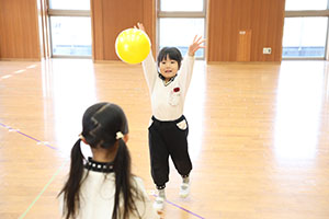 体操教室　ー ボール投げ ー　ばら