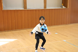 体操教室　ー ボール投げ ー　ばら