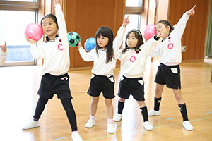 体操教室　ー ボール投げ ー　ばら