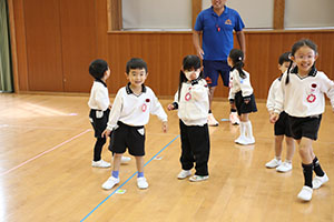 体操教室　ー ボール投げ ー　ばら