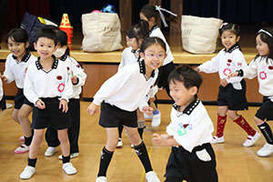 体操教室　ー ボール投げ ー　ばら