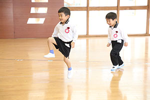 体操教室　ー ボール投げ ー　ばら