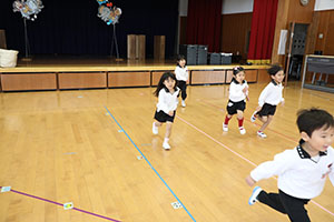 体操教室　ー ボール投げ ー　ばら