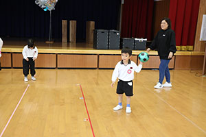 体操教室　ー ボール投げ ー　ばら